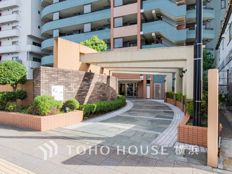 植栽の位置や開放的なエクステリアも含めて美しくトータルにデザインされています。時間のゆとりと空間、爽やかな陽光がもたらす光と風を贅沢なまでに感じる暮らしが始まります