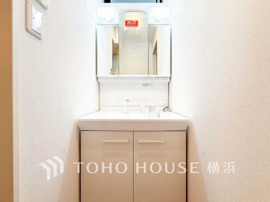 十分な大きさの洗面台は収納もさる事ながら、身だしなみチェックや歯磨きなど、朝の慌ただしい時間でもホテルライクなスペースで余裕とゆとりを感じて頂けます。