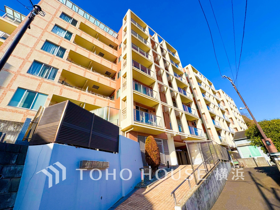 穏やかな風と陽光を導き、プライバシーに配慮された設計プランを採用し、居住性を一段と心地よいものにしています。周辺環境とのコラボレーションにより明るく開放的な空間を演出。