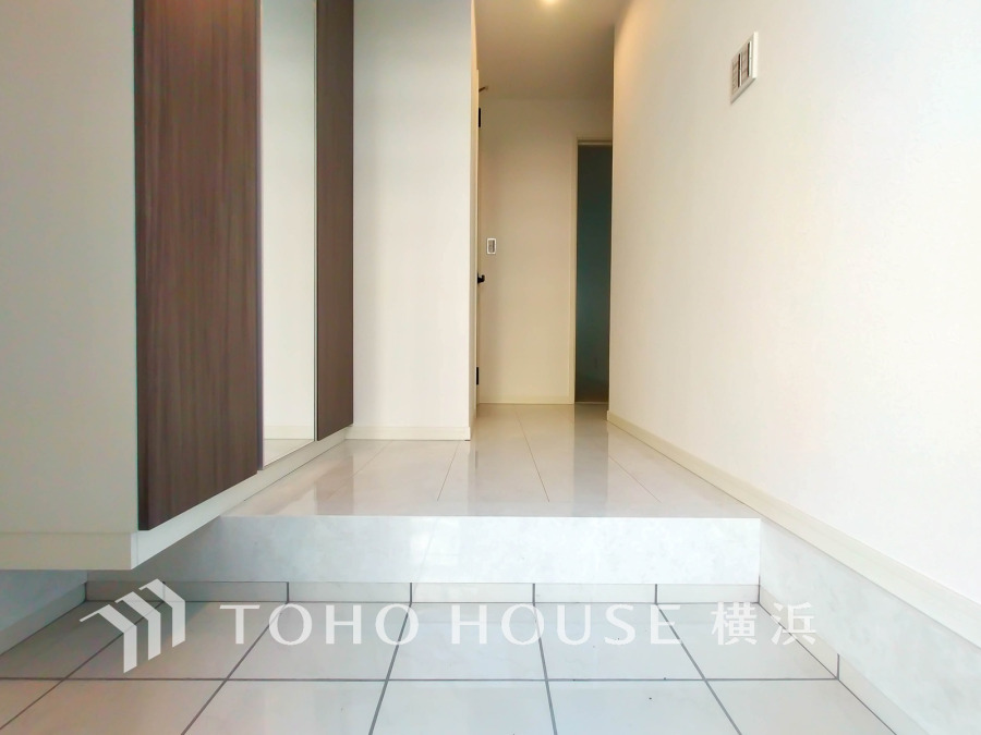 お住まいの顔となる玄関。陽射しを受けて輝く時間、街灯に照らし出される夕暮れ時。様々なシーンで違った魅力的な表情を見せてくれます。住まう方のプライドを満たすクオリティを備えています。