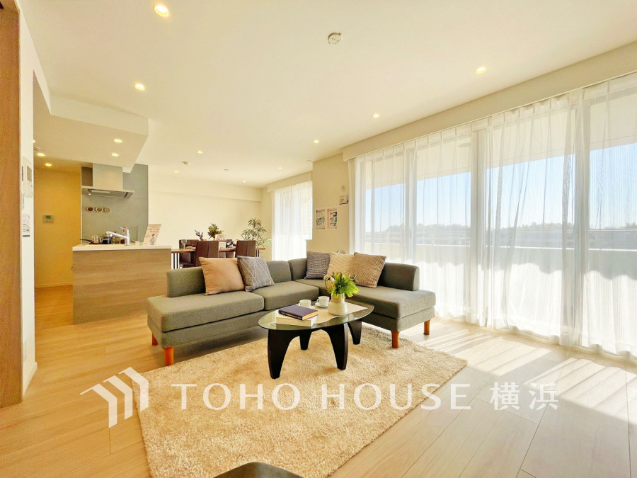 陽光が降り注ぐ広々リビング。開放感あふれる空間で家族の憩いの時間をお楽しみいただけます。