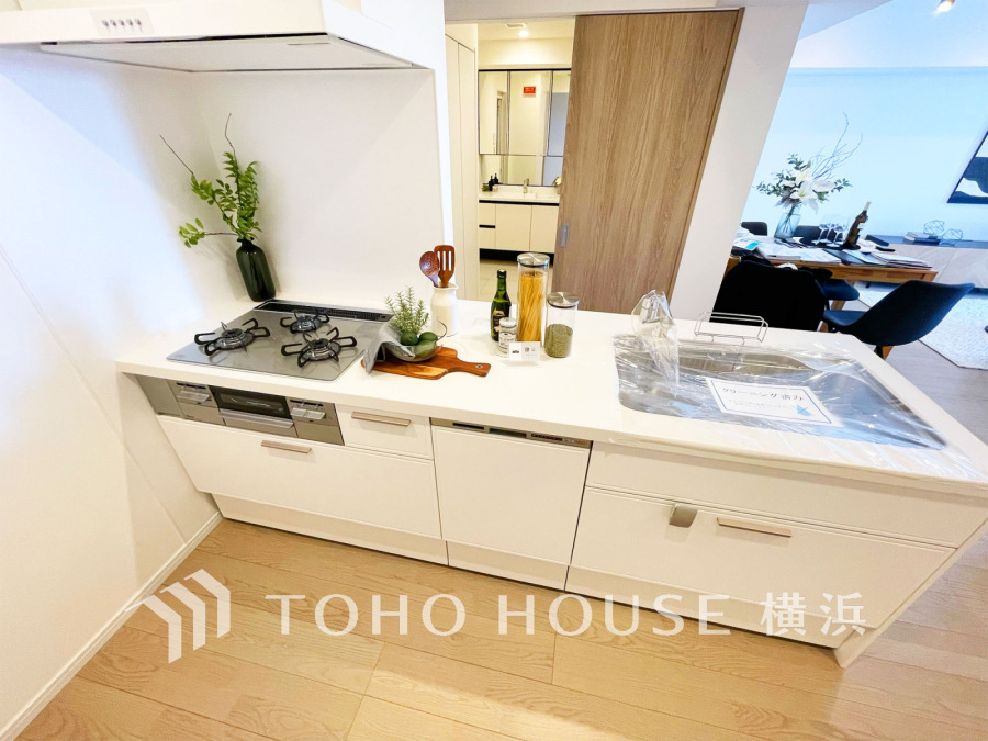 機能性とデザイン性を兼ね備えたシステムキッチン。リビングとの一体感も考慮され、美しい空間が実現。
