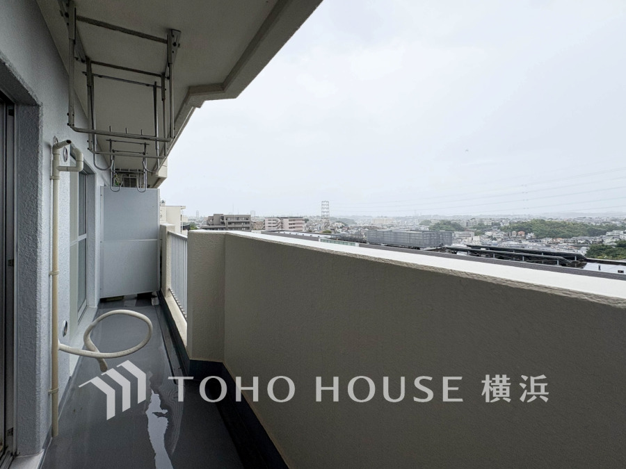 暮らしの中で光と風を演出してくれるバルコニー、見事なまでの開放的な空間を演出しながら、プライベート性も確保された空間は我が家の自慢。