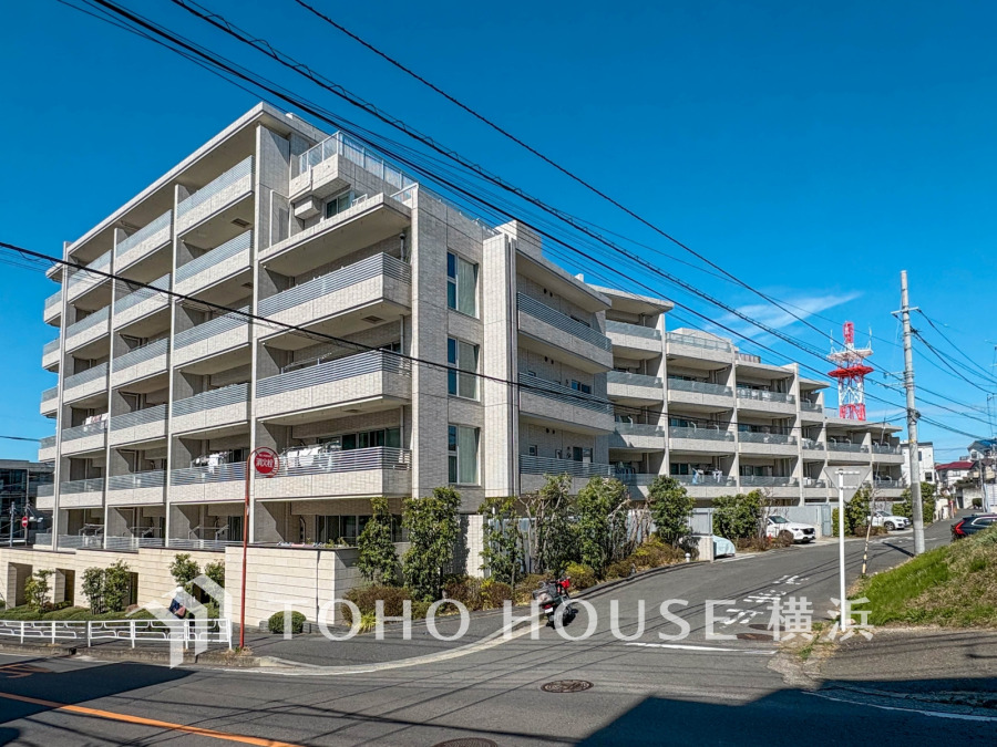 爽やかな青空の下に贅沢なほどに降り注ぐ陽光、豊かな居住性と、クオリティが見事に調和した住空間は、住まうことの喜びを感じさせてくれます。 