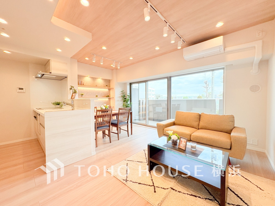 広く取られた窓からたっぷりと光が入る明るい空間。