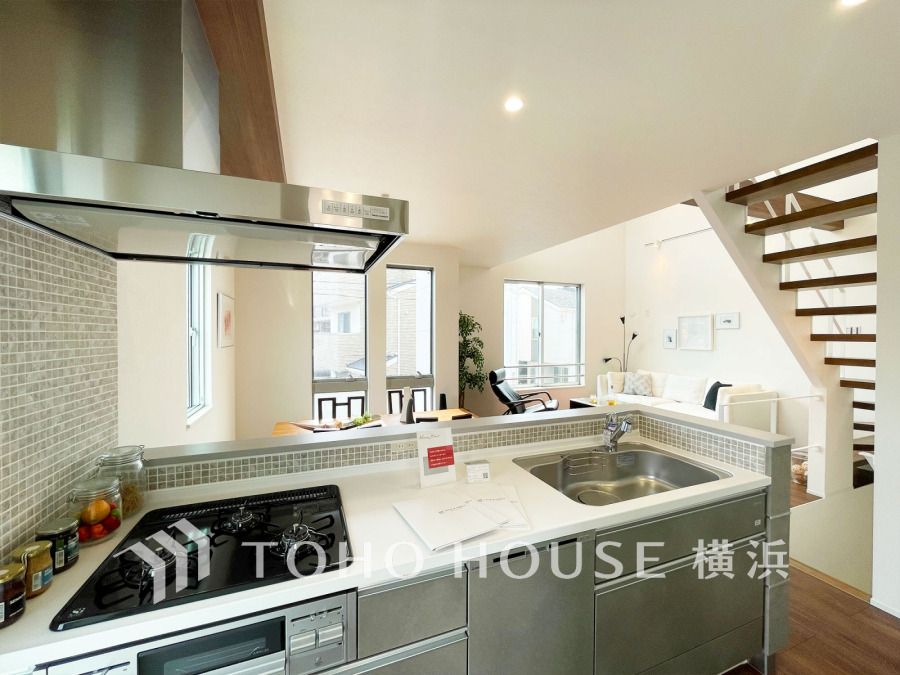 スタイリッシュなペニンシュラキッチンを採用。開放的なキッチン・ダイニングスペースでお料理をしながら会話も弾みます。
