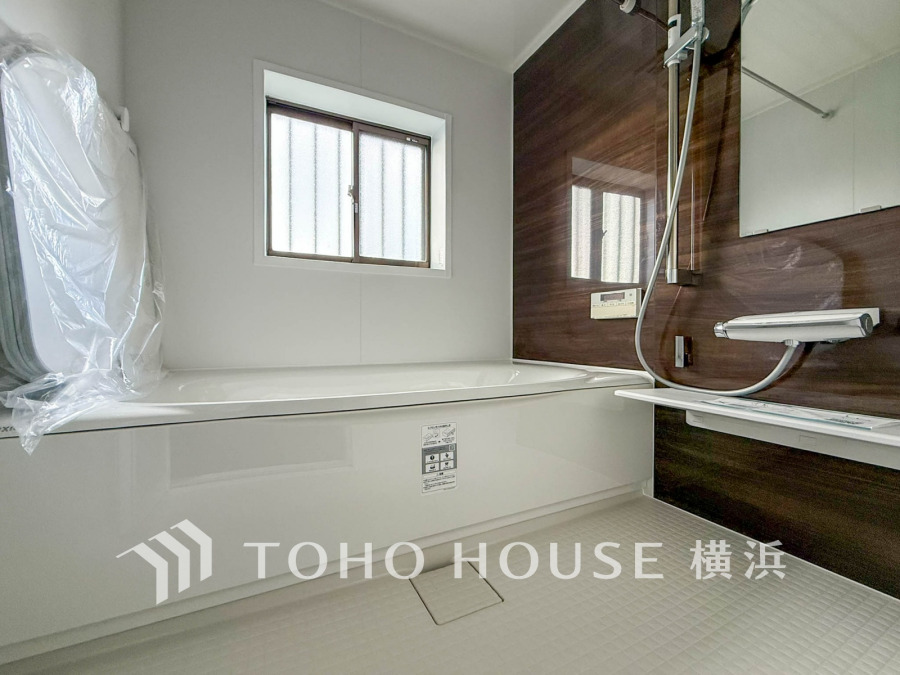 快適な使い心地とゆとりある空間が1日の疲れを解きほぐすバスルーム。空間も浴槽もゆったりのびのび使えるゆとり設計。広く感じるゆとり設計で快適なリラックスタイムを過ごせます。