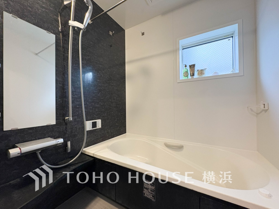 1日の疲れを癒すバスルームは、心地よいリラックスを叶える清潔感溢れる美しい空間です。心からゆったりと寛いでいただけるよう、ゆとりのスペースを確保してます。