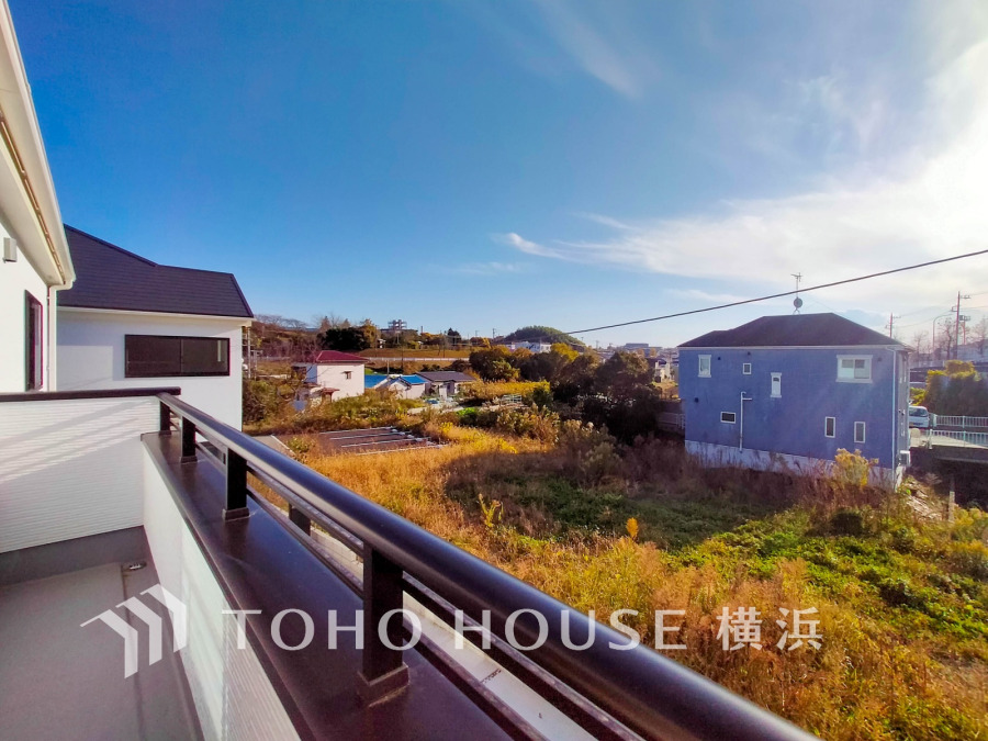 開放感あふれるバルコニーから、自然豊かな広がりのある眺望を楽しめる快適な住まいです。