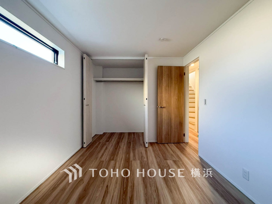 自然光が差し込むシンプルで清潔感のある洋室。大容量のクローゼットで収納も充実しています。