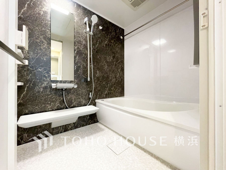 心地よいリラックスを叶える清潔感溢れる美しい空間。快適で機能的なバスルームです。
