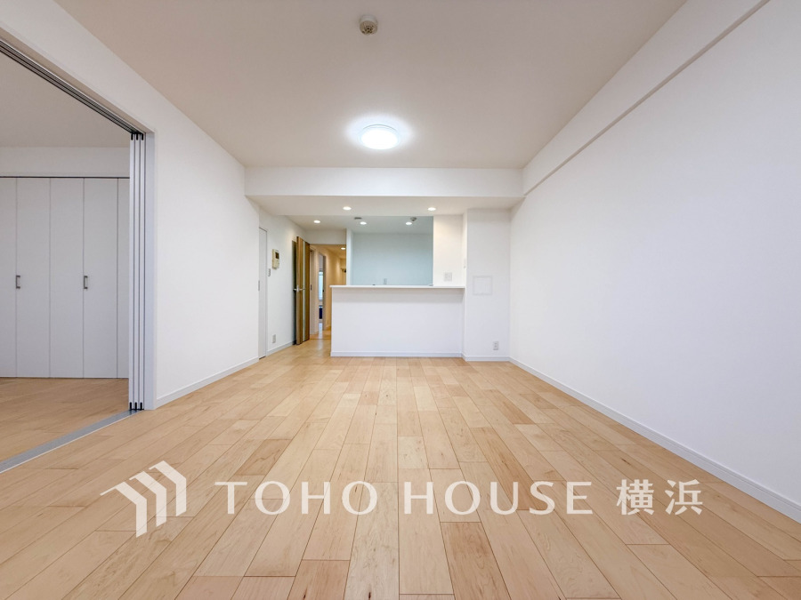 ナチュラルな木目床と白壁が調和する明るいリビング。