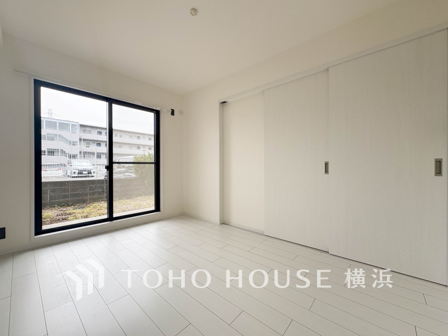 バルコニーに面した明るい洋室。穏やかな陽射しが、ゆったりとした寛ぎの時間を包みます。
