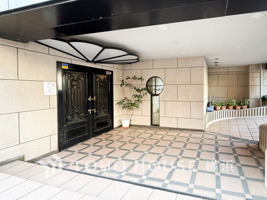 美しいエントランスは、優美な佇まいで、住むことに誇りを持てる空間です。
