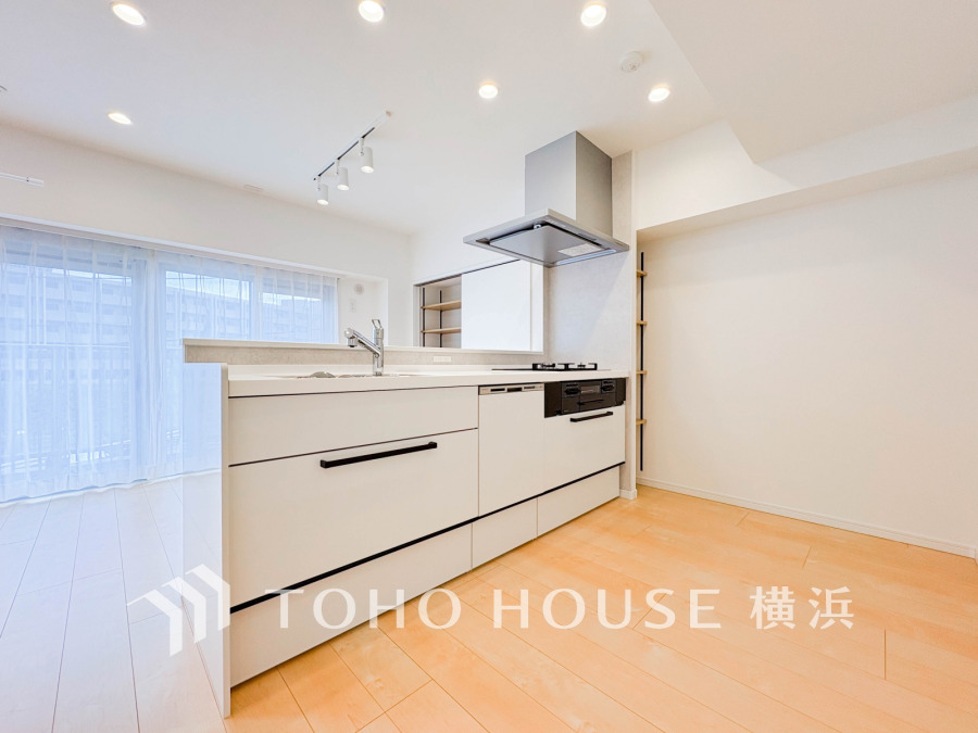 機能性とデザイン性を兼ね備えたシステムキッチン。リビングとの一体感も考慮され、美しい空間が実現。
