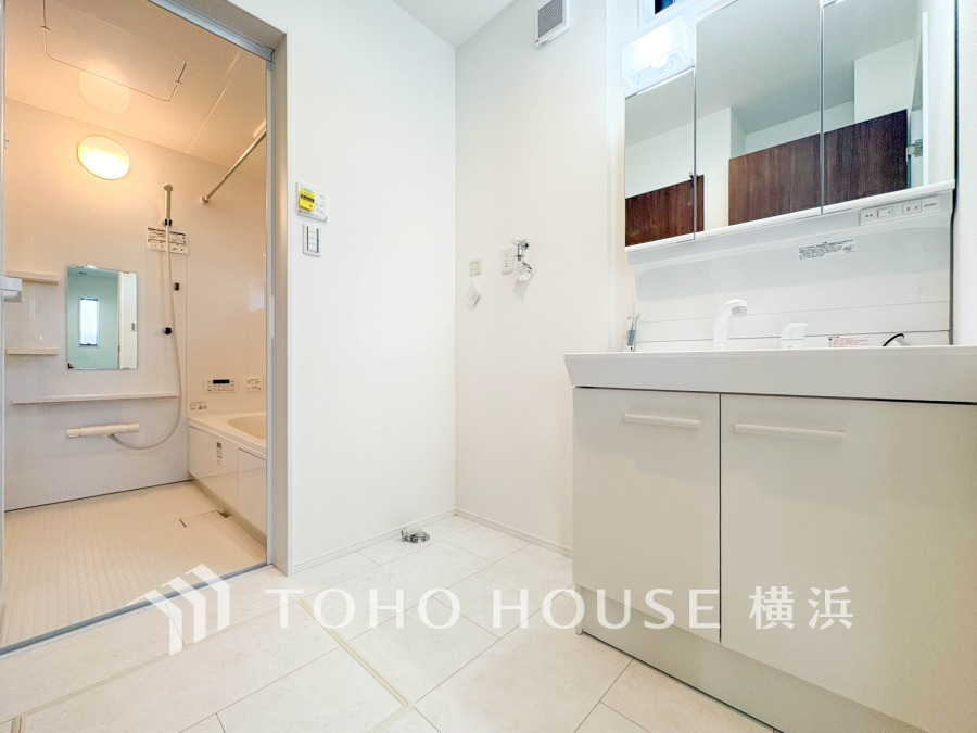 ご家族の1日が始まり、1日の終わりを締めくくる洗面空間。快適に過ごせることはもちろん、気品や優雅さを兼ね備えたパウダールームです。