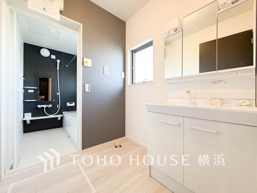 ご家族の1日が始まり、1日の終わりを締めくくる洗面空間。洗濯機を配置しても十分なスペースを確保した設計となっております。