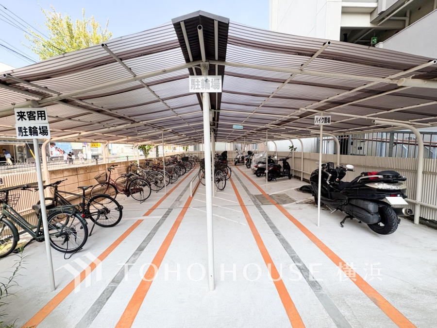 駐輪場・バイク置場には屋根付き。平置きの自転車スペースは、出し入れもスムーズにできるので、忙しいお出かけ時にもさっと出せるのが魅力的。大切な1分1秒を無駄にしません。