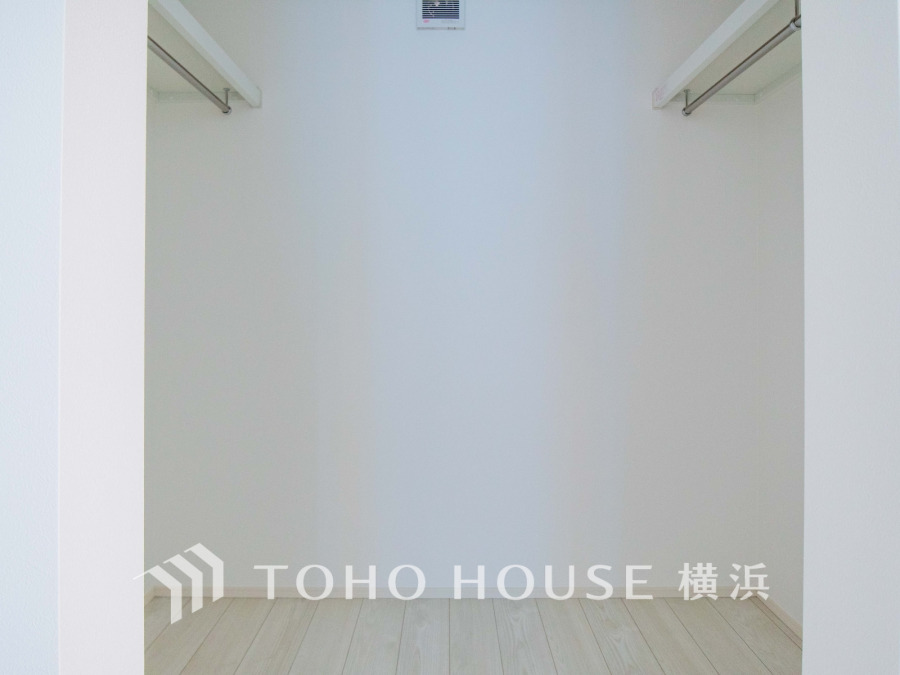 ウォークインクローゼット（＝WIC）は家族みんなの衣類が収納できるよう広めに設計。見やすく取り出しやすい、機能的で使い勝手のよい収納スペースです。