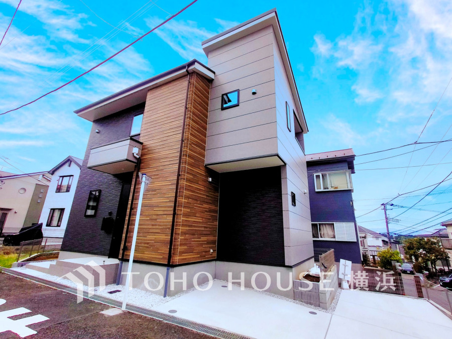 風を感じ青い空から太陽の恵みを感じる温もり溢れる佇まい。住む人を映し出す洗練された佇まいは、いつまでも輝き続けながらいつしか街の風景に溶け込んでいきます。