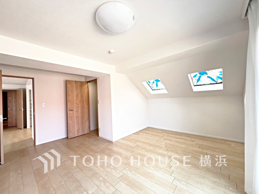 斜め天井の窓はステンドグラス風に美しく演出されています。大型WIC付きで室内もすっきり片付きます。