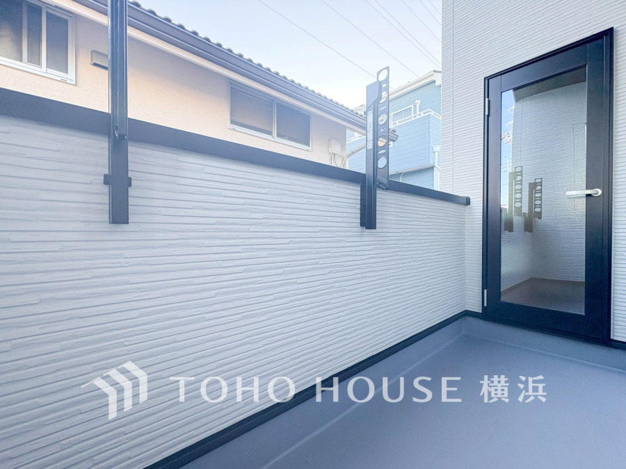 バルコニーは開放的な空間を演出しながら、プライベート性も確保された空間です。
