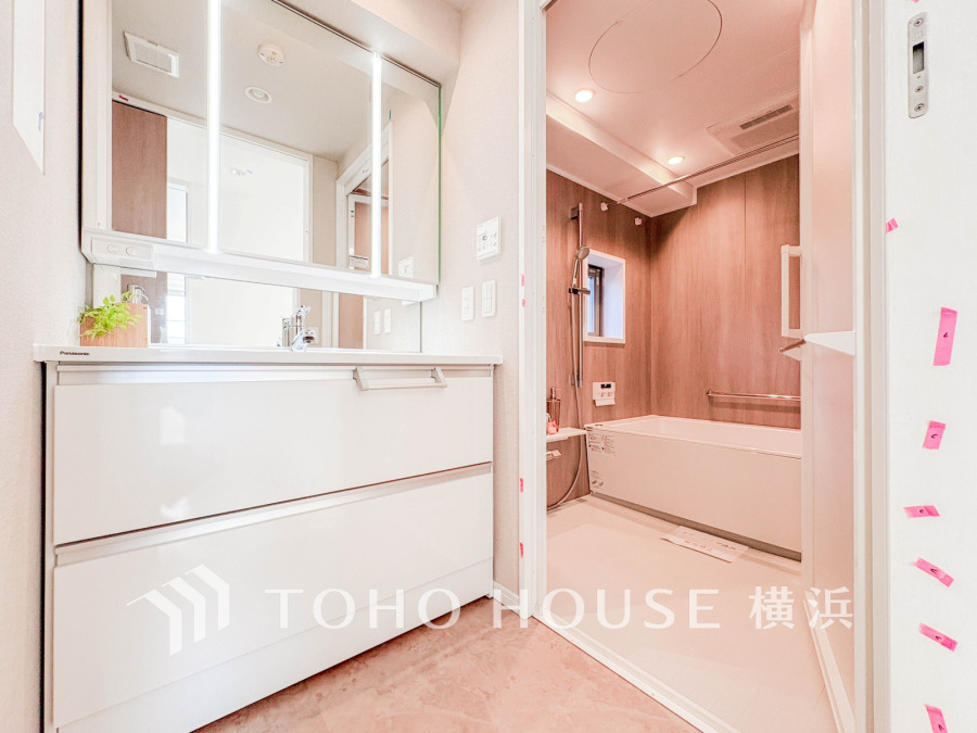 落ち着いた空間を演出するカラーと、ゆったり落ち着いてお使い頂ける広さが魅力のパウダールーム。居室からも独立しており、プライベート空間を保ちます。