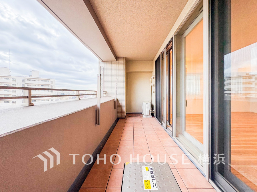 バルコニーは開放的な空間を演出しながら、プライベート性も確保された空間です。