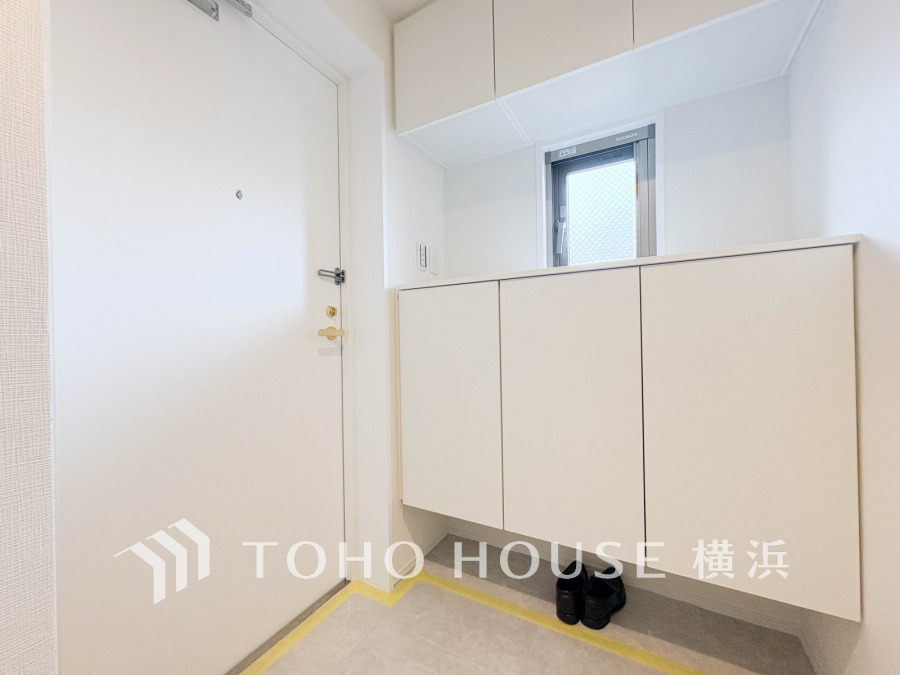 お客様をお迎えする玄関は落ち着いた雰囲気。帰り着くたびに洗練されたテイストの空間に迎えられ誇りと喜びを感じる玄関まわりです。