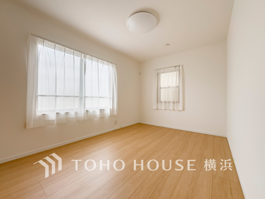 大きな窓からたっぷりと陽光が注がれる明るい空間。家族の成長に対応できる永住仕様の間取り。時を忘れて過ごす場所として過ごせるお部屋。