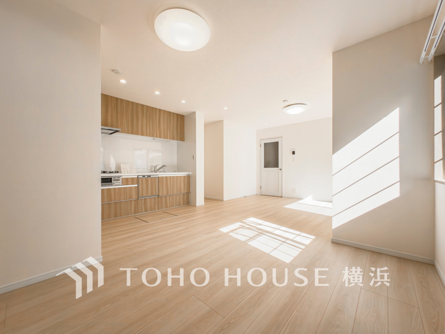 光と風が溢れる開放的なリビングダイニングには自然と家族みんなが集まってきます。明るく穏やかな空気の中で飲んだり、食べたり、笑ったり。