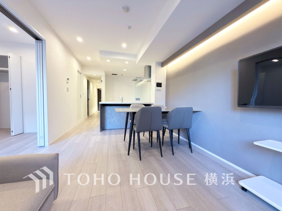 柔らかな光が広がり、デザインされた美しい内装が織り成す家族の集う場所。楽しい会話やさまざまな時が織りなすご家族の時間が丁寧に紡がれていく大切な空間。