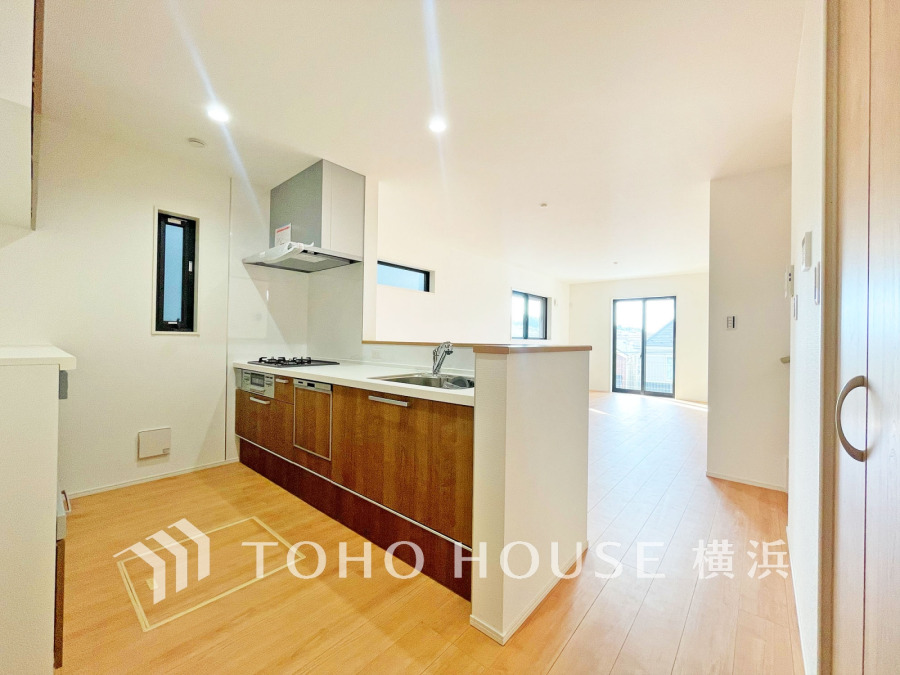 自然光の入る明るいキッチンは開放的な対面式。リビングにいるご家族との会話を楽しみながらお料理ができます。
