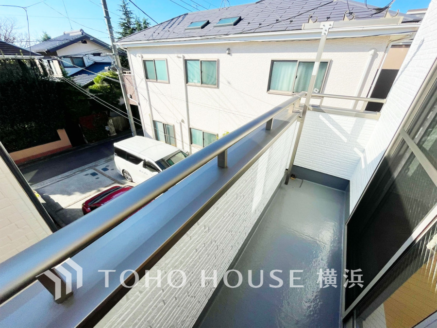 たっぷりの陽光が差し込むバルコニー。健やかな暮らしを守る太陽の恵みを存分に享受できます。爽やかな風と暖かな陽射しが紡ぐハーモニーが日々の暮らしのBGMになることでしょう。