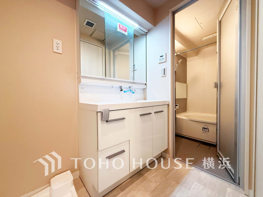 新規交換された洗面化粧台は美しく使いやすい機能が備えられています。