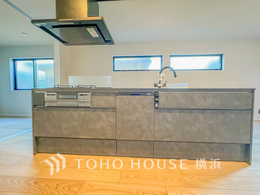 一体となった空間で家族や友人と過ごす時間を楽しみながらお料理できるアイランドキッチン。家族とのコミュニケーションを大切にしながら、効率よく作業できます。