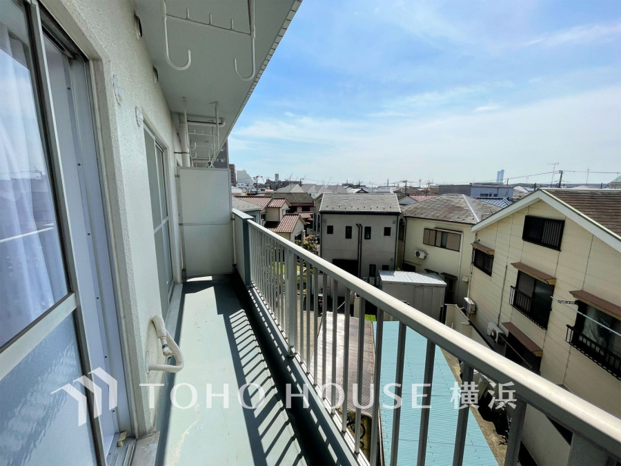 たっぷりの陽光が差し込む南向きのバルコニー。周辺には陽射しを遮る高い建物がなく、太陽の恵みを存分に享受できます。爽やかな風と暖かな陽射しが紡ぐハーモニーが日々の暮らしのBGMに。