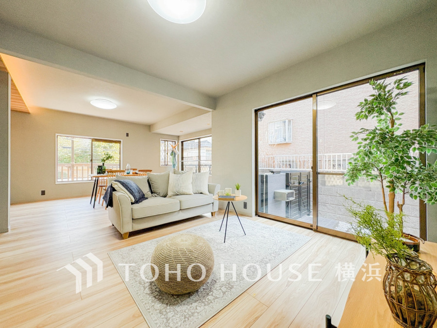 明るく開放的な空間が広がるLDK。室内には豊かな陽光が注ぎ込み、爽やかな住空間を演出。
