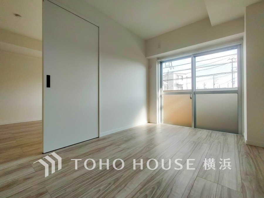 バルコニーに面した明るい洋室。穏やかな陽射しが、ゆったりとした寛ぎの時間を包みます。
