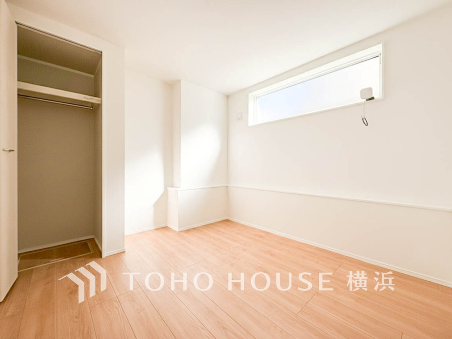 穏やかな風と陽光を導き、プライバシーに配慮された設計プランを採用し、居住性を一段と心地よいものにしています。明るく開放的な空間を演出しております。