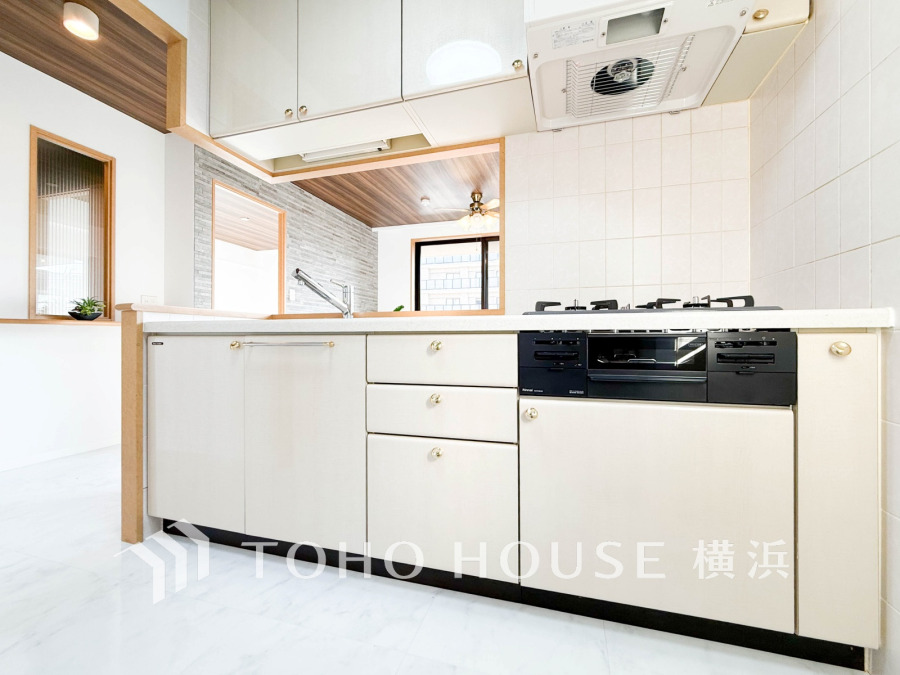 内装の主役でもあり、日常活躍する重要な水回りでもあるからこそ機能性・デザイン性に力を入れております。お手入れのしやすいシステムキッチンを採用しております。