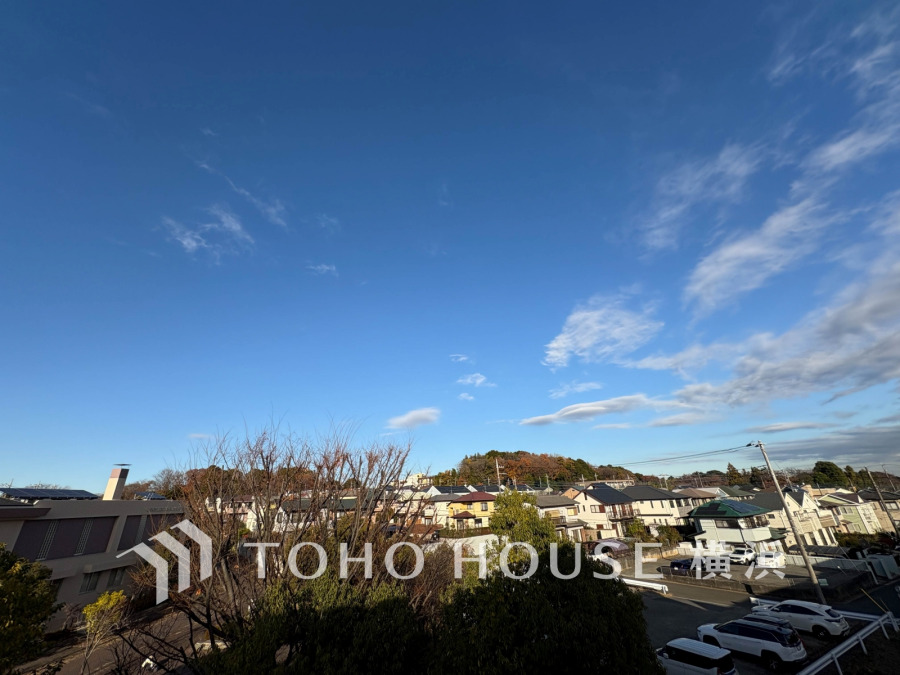 広々とした青空が広がる閑静な住宅街。自然の緑と調和した快適な住環境が魅力です。