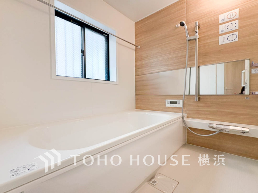 ◆質感が奏でる時間◆柔らかな風合いの木目調のパネルと流麗なデザインの浴槽が高級感を感じる浴室。疲れを癒す場所だからこそ心も体もオフになる時間をお楽しみ下さい。