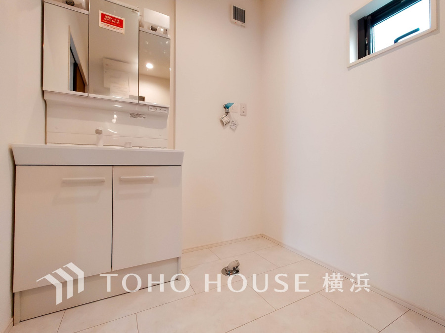 十分な大きさの洗面台は収納もさる事ながら、身だしなみチェックや歯磨きなど、朝の慌ただしい時間でもホテルライクなスペースで余裕とゆとりを感じて頂けます。