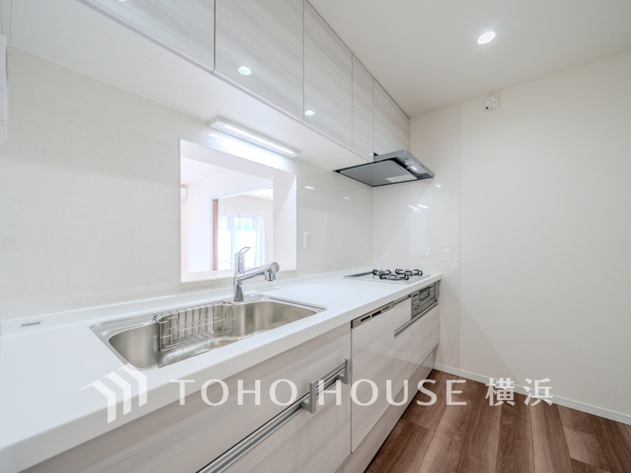 対面キッチンの裏には大型の冷蔵庫や家具を配置しても充分な広さを確保しております。
