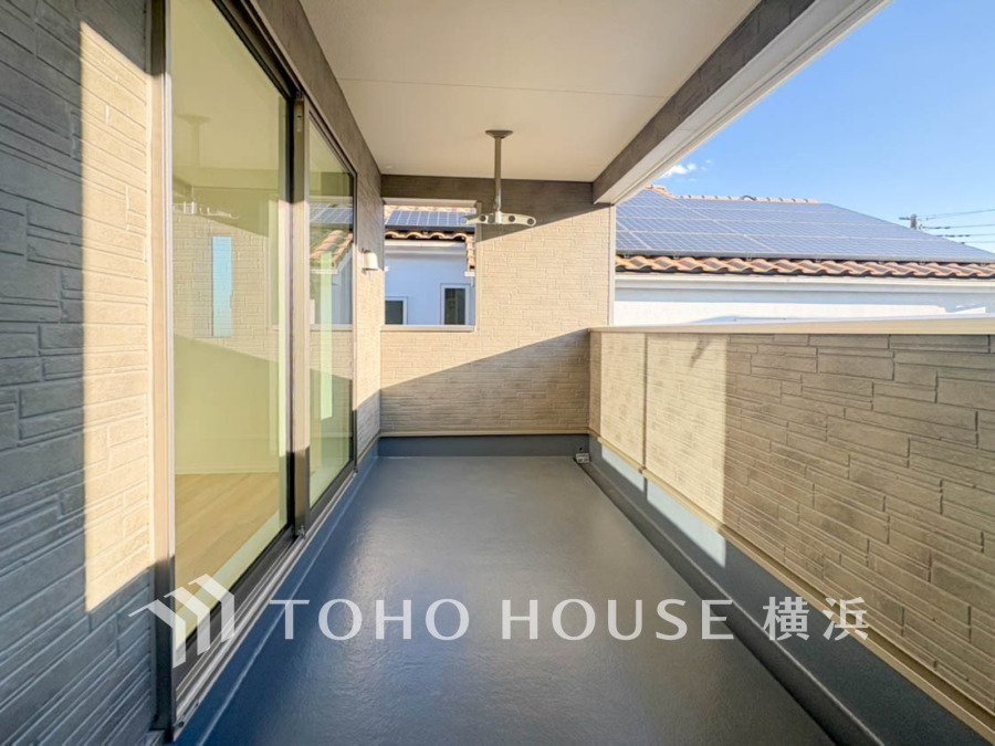 陽当たり良好なバルコニーは、洗濯物干しに便利で快適な屋外スペースとして活用できます。