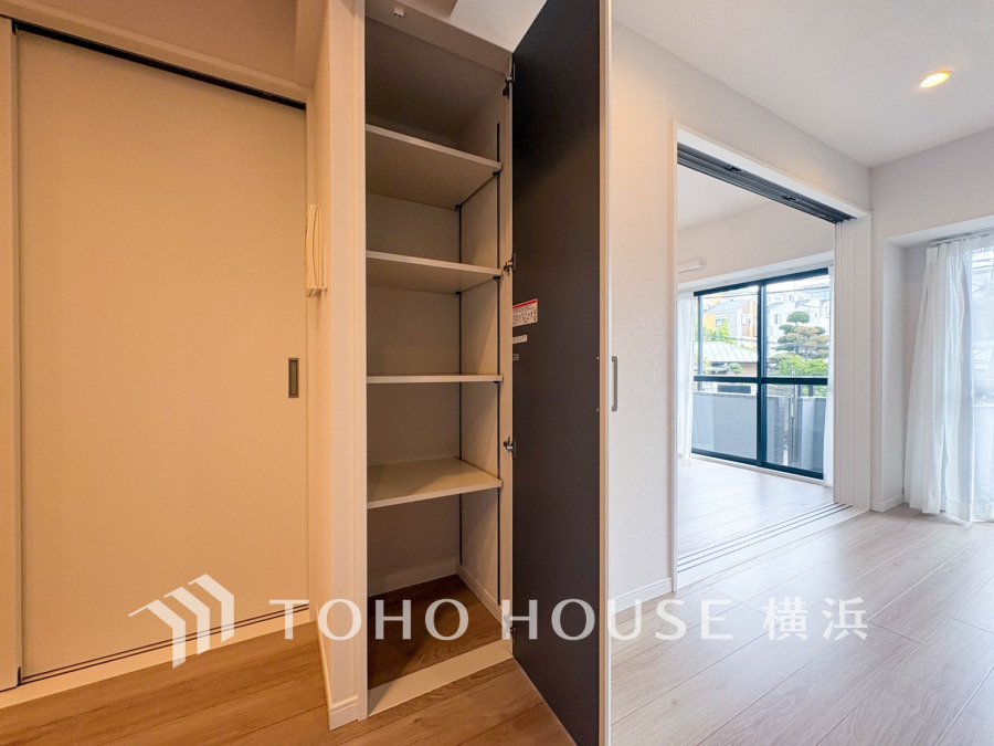 リビングにも嬉しい収納付き。住まいの快適性を左右する収納は欲しい場所に使い勝手のよい収納を確保しています。
