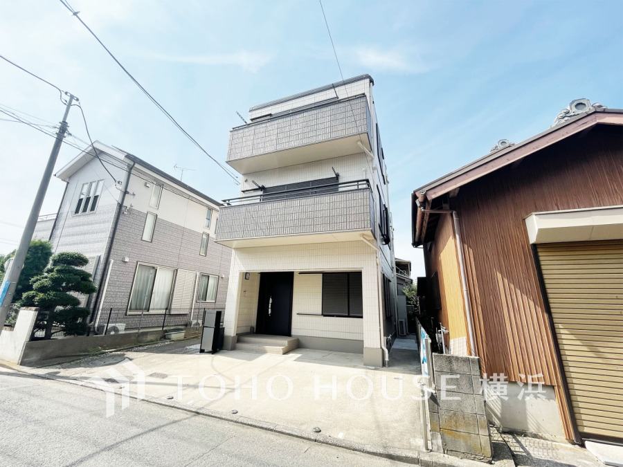 ふりそそぐ陽射しと開放的な空間形成。青空を背景に更なる美しさを醸す佇まい。暖かな陽光と爽やかな風がハーモニーを奏でる上質な空間を愉しむ暮らしがここにある。