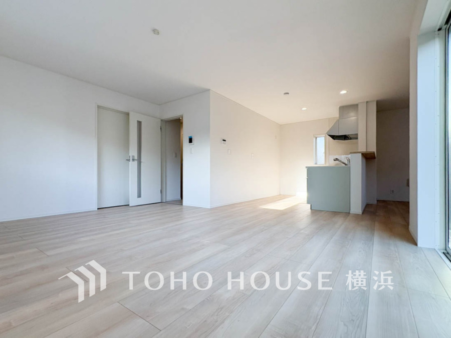 明るい自然光が差し込む、広々としたリビングダイニング。シンプルで清潔感のある内装が魅力です。