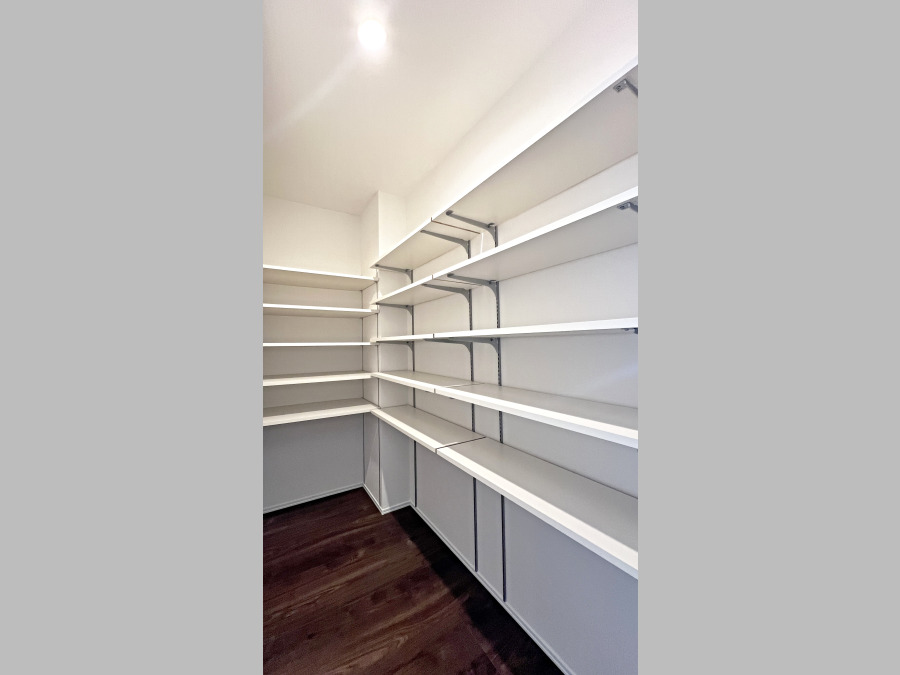 キッチンにはパントリーとしてお使い頂くこともできる、ゆとりある納戸をご用意。見やすく取り出しやすい配置の棚や、大きなものを収納しておける広さなど、使い勝手にも配慮されています。